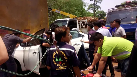 ช่วยระทึก! สาวกรุงขับเก๋งป้ายแดง ชนซุกท้าย 6 ล้อ