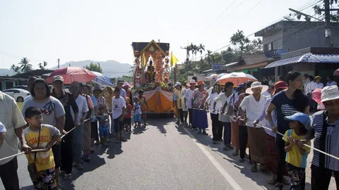 ชาวเมืองคอนจัดงานลากพระบก เดือนห้า หนึ่งเดียวที่เขาพระ อ.พิปูน