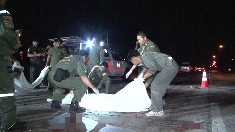 หนุ่มขี่ จยย.เสียหลักล้มกลางถนนตลิ่งชัน-สุพรรณบุรี สิบล้อขยี้ร่างแหลก