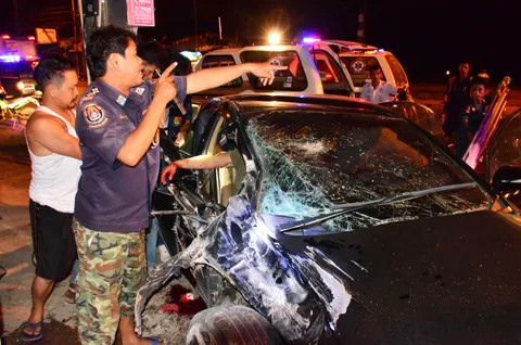 เก๋งทหารค่ายเขตอุดมศักดิ์ ชุมพร พุ่งปีนฟุตปาทอัดเสาไฟฟ้า เจ็บ 3 