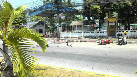 ป่วน! จยย.บอมบ์ 2 จุด เมืองนราฯ จนท.-ชาวบ้าน เจ็บอื้อ