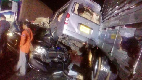 รถตู้ส่งพระไปปฏิบัติธรรม เสยท้ายพ่วงหมุนชนเก๋ง พระเจ็บ 10 สาหัส 2