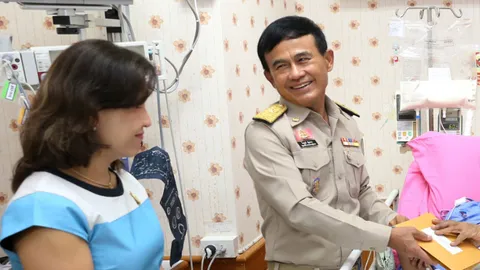 'บิ๊กต๊อก' เข้าเยี่ยม 'เสธ.มทบ.38' หลังปะทะแก๊งค้ายาเมืองน่าน 