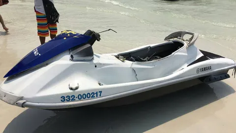 นักท่องเที่ยวจีนเที่ยวพัทยา ซิ่งเจ็ตสกีชนสปีดโบ๊ตที่หาดตาแหวนดับ