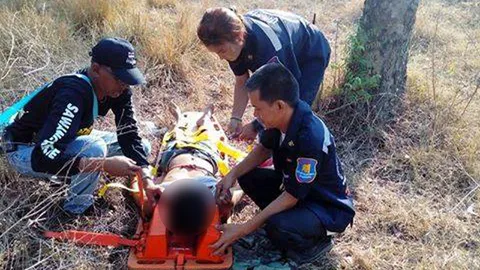 กู้ภัยนำหนุ่มกำแพงเพชร ส่ง รพ.หลัง จยย.ลงข้างทาง เหตุเมาหนักเลยหลับ