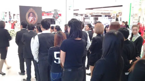 นทท.-คนสุพรรณฯ แห่ลงนามอาลัย 'บรรหาร' ตามจุดหลักๆ ไม่ขาดสาย