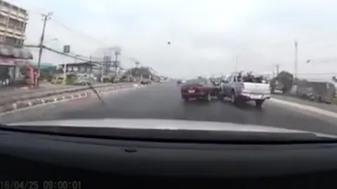 ยังไม่จบ! โผล่อีกคลิปชัดกว่าเดิม หนุ่มวัย 19 ขับเก๋งข้ามเกาะกลาง