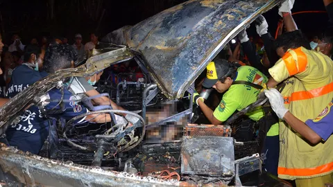 สยอง 4 ศพ! รถตู้เมืองคอน-สุราษฎร์ ชนกระบะพลิกคว่ำ ไฟลุกย่างสดทั้งเป็น