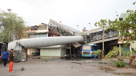 ระทึก! พายุฤดูร้อนถล่มโคราช พัดป้ายโฆษณายักษ์โค่นทับรถทัวร์พัง 5 คัน  