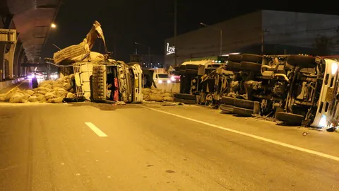 รถพ่วงหักหลบกระบะชนท้ายพ่วง คว่ำขวางถนนเส้นบางปะกง เจ็บ 5