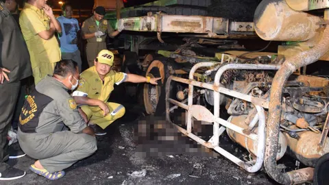 รถพ่วงชน จยย.หนุ่มวิน ไฟลุกท่วมคลอกดับคา ถ.กาญจนาภิเษก