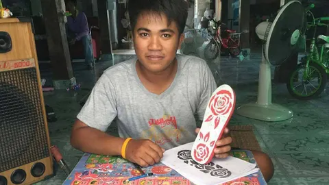 บรรเจิด! รองเท้าลายไทย ใส่แล้วภาคภูมิใจ ช่างสลักเทียนแกะขาย    