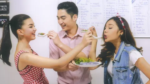 'มาร์ค-จีน่า-ลูกตาล' อวดเสน่ห์ปลายจวัก จับจีบ "ช่อม่วง" ปั้น "บัวลอย" แสนสนุก