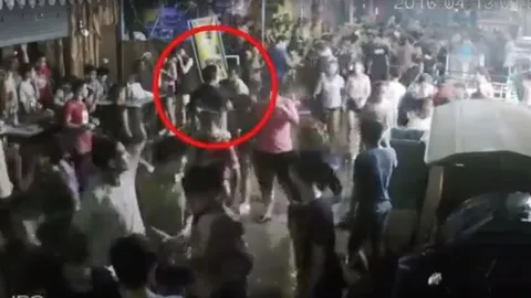 สื่อนอกแห่ตีข่าว พยานเผยนาทีโจ๋ไทยรุมทำร้ายนักท่องเที่ยว ต่อยผู้หญิงสลบเหมือด