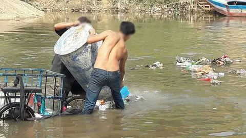 แชร์สนั่น! พม่าทิ้งขยะลงน้ำเมย รองผู้ว่าฯ ตาก ส่งเรื่อง จนท.เมียวดี