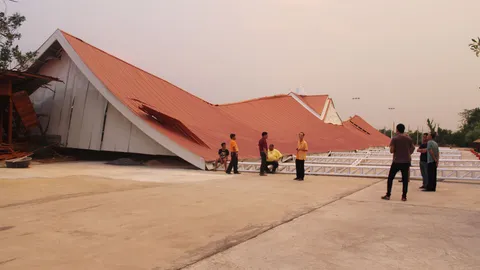 พายุฤดูร้อนถล่มพิจิตร อาคารอเนกประสงค์ทรงไทย ร.ร.พังทั้งหลัง 