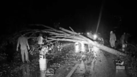 พายุ-ฝนถล่มเมืองรถม้า ไฟดับหลายจุด หลังคาสนามบินกระจุย