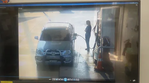 พี่ๆ ลืมจ่ายตังค์!! ปิกอัพทำเนียน เติมน้ำมันแล้วชักดาบเฉยเลย (ชมคลิป)