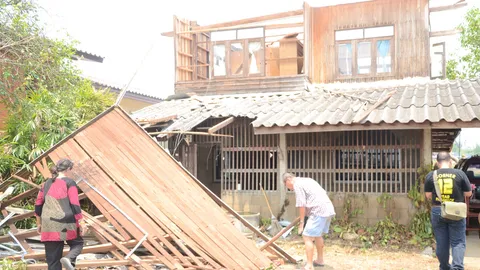 ผวจ.ลำปาง เผย พายุฤดูร้อนทำเสียหาย 2 อำเภอ สนามบินเปิดตามปกติ