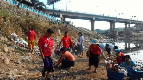 ชาวเมียนมา จัดบิ๊กคลีนนิ่งเดย์ เก็บขยะริมแม่น้ำเมย