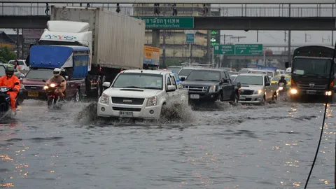 พายุฝนถล่มปทุมฯ กว่า 2 ชม. เกิดน้ำท่วมขัง ทำจราจรติดหนัก 
