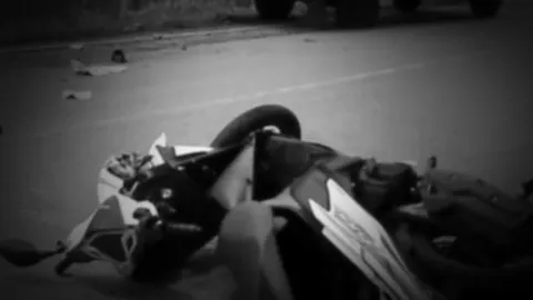 หนุ่มตรัง ขับ จยย.ชนป้ายบอกทาง ดับพร้อมเมีย2 ศพ ลูก 6 ขวบ รอดหวุดหวิด