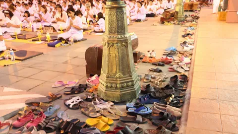  แปลกแต่จริง!วัดที่กำแพงเพชร รองเท้าไม่เคยหาย แม้คนมาสวดมนต์นับพัน