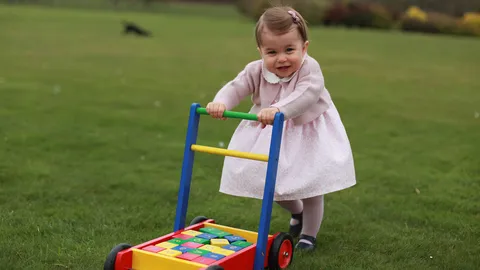 สุดน่ารัก! ภาพใหม่ 'เจ้าหญิงชาร์ลอตต์' พระชนมายุครบ 1 พรรษา