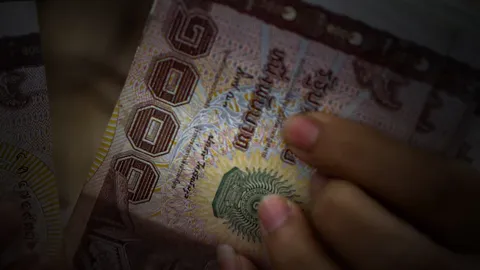 สาวอุบลฯ ขี่จยย. จอดริมถนน มือดีย่องงัดเบาะฉกเงิน 2 พัน หนีหาย