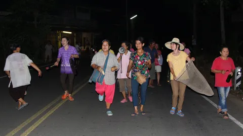 หวั่น กม.ทารุณสัตว์! ชาวลับแลแห่คนชื่อ 'แมว' ทำพิธีขอฝน 