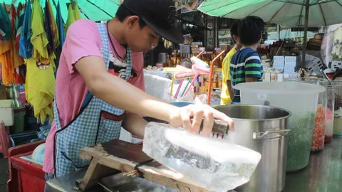 อากาศมันร้อน! หนุ่ม 17 ขายน้ำแข็งไส สร้างรายได้วันละครึ่งหมื่น