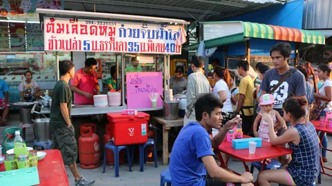 พ่อค้าก๋วยจั๊บ ต้มเลือดหมูใจดี เปิดทานฟรี ฉลองรอดตายกระบะพุ่งชนร้าน