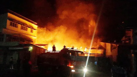 เพลิงไหม้ร้านค้าภายในตลาด อ.พนมไพร 12 คูหา เสียหาย กว่า 25 ล.