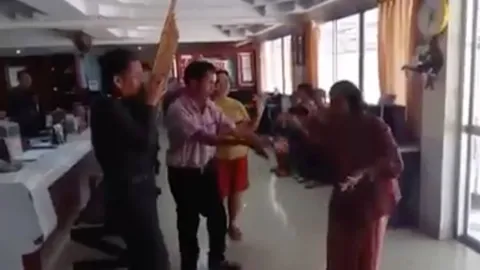 ม่วนหลาย! คลิปตร.เป่าแคน ชาวบ้านร้องหมอลำ คึกคักกลางโรงพัก