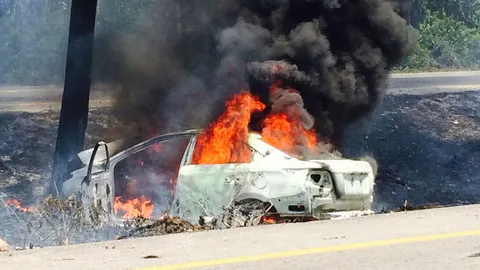 สาวขับเก๋งเข้าหาดใหญ่ แหกโค้งชนต้นไม้ ไฟลุกย่างสดดับ 2 รอด 2