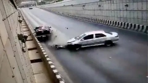 ชนหมุนติ้ว! คลิปเก๋งแซงไม่พ้น เสียหลักชนกระบะในอุโมงค์ภูเก็ต