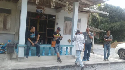 ค้นบ้านผู้ต้องหาฆ่ายกครัวพ่อลูก ไม่พบปืน-กระบะก่อเหตุ คาดเอาไปซ่อน