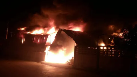 ไฟไหม้โกดังโรงงานรีไซเคิลพลาสติก สมุทรปราการวอดหมดเสียหาย 30 ล้าน