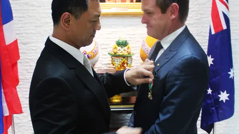 พ่อพระเด็กกำพร้า! กงสุลไทย ซิดนีย์ มอบเครื่องราชฯ แก่ 'ปีเตอร์ เบนส์'