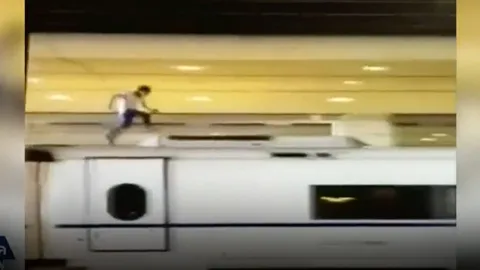 วิ่งสยอง! หนุ่มจีนปีนหลังคารถไฟฟ้าความเร็วสูง ไฟคลอกดับ