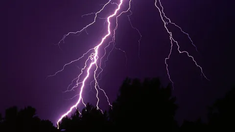 ฟ้าผ่าชาวบ้านร้อยเอ็ด ดับสยอง 3 ศพ ขณะหลบฝนในกระท่อมริมนา