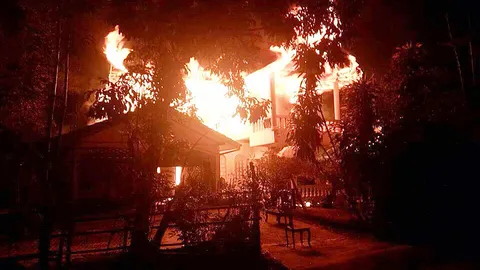 พายุถล่มร้อยเอ็ด ฟ้าผ่าคนตาย 3 ศพ-เพลิงไหม้บ้าน สูญ 2.5 ล.