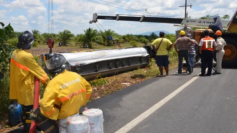 ระทึก รถบรรทุกน้ำมันตกข้างทาง เบนซินไหลนอง กู้ 10 ชม.ไม่สำเร็จ 