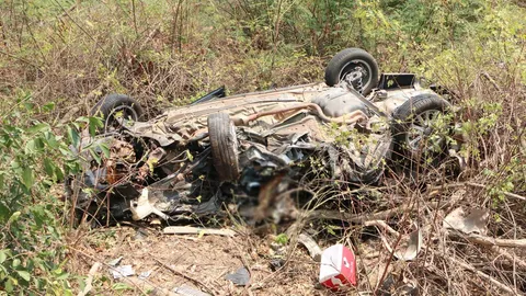 เก๋งชนต้นไม้ ตกคูข้างทางพังยับ! ตาย 2 สาหัส 1 คาดหลับในไร้รอยเบรก 