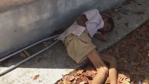 ญาติใคร? ชายเท้าขวาหาย ถูกทิ้งริมรั้ววัด ในจังหวัดสงขลา