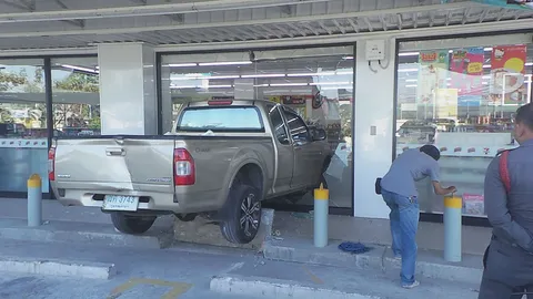 กระบะพุ่งชนเซเว่นสามพราน กระจกแตก หนุ่มรับเหมาอ้างเกียร์ขัดข้อง