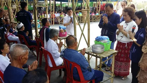 ร่างทรงดังเชียงใหม่ จัดพิธีดำหัวคนแก่ ให้ชาวบ้านเที่ยวกินฟรีทั้งงาน