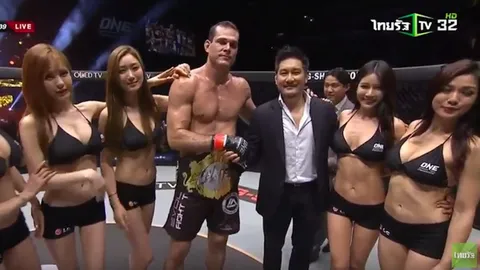 'การ์เซีย' น็อก 'ปาสเตอร์แน็ค'ยกแรก ผงาดแชมป์โลก ONE รุ่นไลท์ เฮฟวีเวต