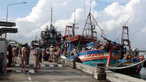 ทร.ภ.2 จับเรือประมงเวียดนาม 2 ลำ ลูกเรือ 11 คน รุกล้ำน่านน้ำไทย