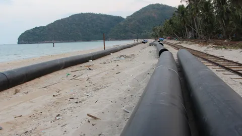 ไม่บอกเลยสักคำ! ชาวขนอมตัดพ้อ ผู้รับเหมาเอาท่อมากองเต็มหาด